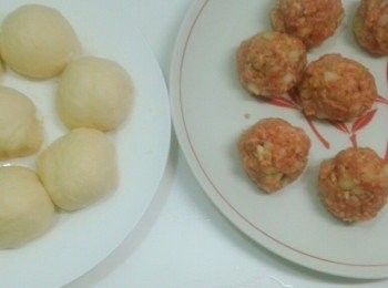 step6: 將發酵好的<span class="group_1">麵皮</span>和<span class="group_2">肉餡</span>都分成八份