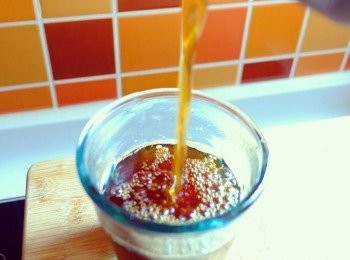 step2: 家中沒有coffee pot也有辦法，用玻璃樽便可以，只需之後隔走咖啡粉便可。