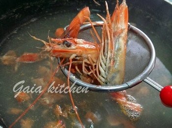 step3: 放水滚三分鐘左右，撈出蝦頭。