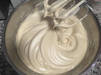 step6: 打到蛋白霜有痕跡時，轉低速打到蛋白堅挺硬發泡；
同時將烤箱預熱到160度。