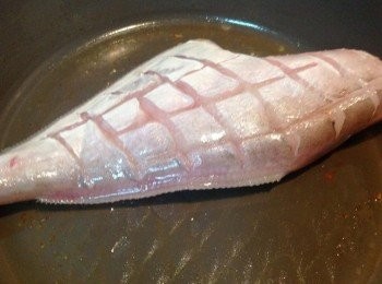 step1: 剝皮魚抹上米酒、塩