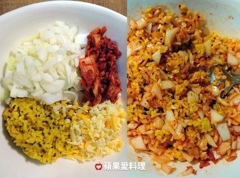 step4: 取一個大碗，放入飯、洋葱碎、泡菜碎、乳酪絲、醬油和水，用湯匙攪拌均勻。
