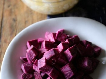 step1: 材料備齊，銀耳泡發，紫薯洗淨去皮切小塊。