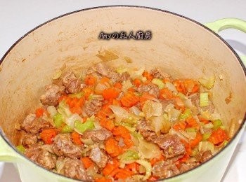 step3: 依序加入西洋芹及胡蘿蔔一起翻炒