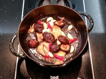 step7: 沿用剛才的鍋子倒入麻油,放入乾香菇 蒜粒,薑片及辣椒以小火慢慢煸出香氣。(麻油不可火侯過大,容易變苦)。