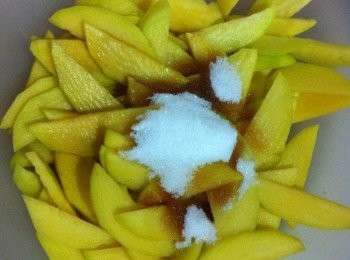 step1: 把芒果切片，加入剩餘的材料。
