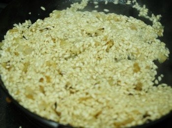 step4: 每當雞湯變少時，又加入一湯勺雞湯，不停攪拌。如是者煮約15 至18分鐘，至米完全熟透