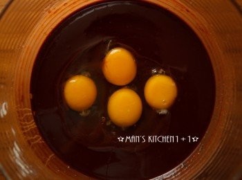 step2: 接著再將糖與全蛋、蛋黃，倒入奶油巧克力中攪拌均勻。