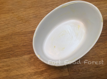 step4: 將器皿塗滿淡牛油/椰子油備用.