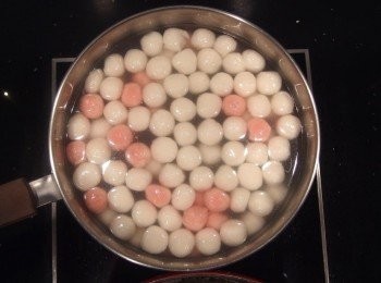 step7: 另準備一鍋熱水煮熟湯圓後,再將茼蒿汆燙一下。