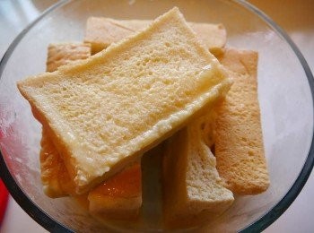 step2: *隔天早上拿出來，蛋液吸飽飽，但是也不用一定要前一天，大概幾個小時就吸飽了~