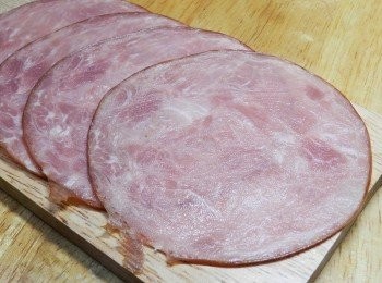 step1: 圓形的切片網狀火腿，肉質彈Q，非常好吃