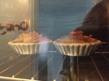 step8: 烤箱180度烘烤約10分鐘即可！最後塗果醬亮面做裝飾。