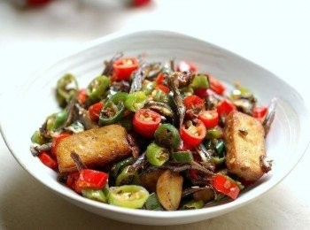 step7: 小魚乾煎的香酥入味,豆乾片也吸收了辣椒蒜頭的香氣,一上桌馬上被秒殺