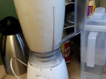 step2: 打豆漿可以用果汁機,豆加水分兩或三次打拌成豆漿，豆漿打拌的越細越好。將所有的豆全部打成豆漿。