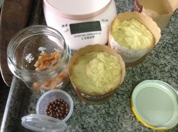 step3: 先將牛油、糖、蛋混和好後再加入已過篩的自發粉用切拌的方法拌至沒有粉粒變成蛋糕糊，均入朱古力及橙皮粒後𢳂入蛋糕紙模內