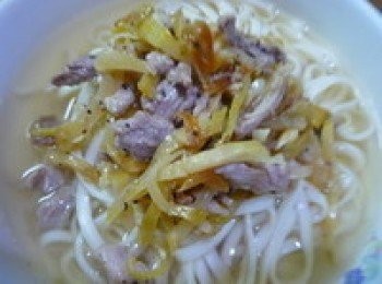 step3: 煮好的麵條淋上高湯，把炸菜肉絲舖在麵條上，完成簡單好吃的榨菜肉絲麵。