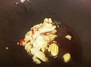 step1: 辣椒切小段 蒜頭拍扁 老薑切片
取一炒鍋 放入麻油 熱油後
先爆香薑片後再放入蒜頭及辣椒的爆香