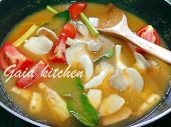 step4: 落冬陰公醬、菇、蕃茄、同配料(青檸除外，煮過會令個湯有苦味)。