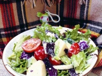 step1: 所有材料洗淨，水果切小塊，蔬菜切細，然後擠上沙拉醬，完成。