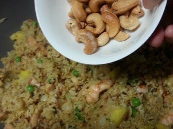 step23: 將飯炒至乾身後熄火,加入腰果炒勻