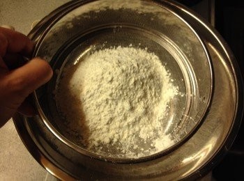 step1: 低筋粉，粘米粉，粟粉，梳打粉過篩