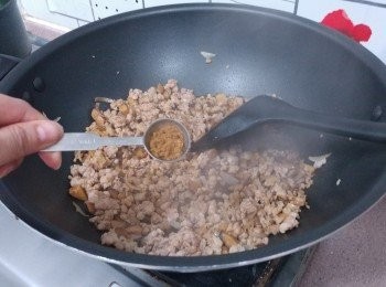 step4: 下五香粉兜勻； 試味