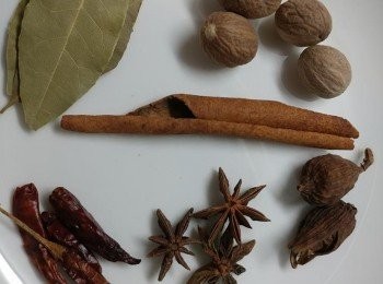 step3: 爆香<span class="group_3">香料</span>，薑和葱，灒酒，下竹蓆，放豬手。