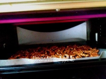 step3: 放入焗爐用200C上下火焗6分鐘(期間要望下核桃有冇焗燶)