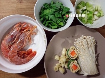 step2: 蒜頭切碎；蒜苗切碎，蒜苗白和蒜苗綠分開放；鮮蝦開背去腸泥。