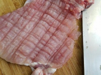 step2: 豬排用刀背，直橫拍鬆。