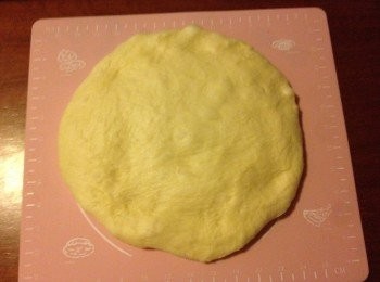 step2: 將麵團取出, 按壓排氣