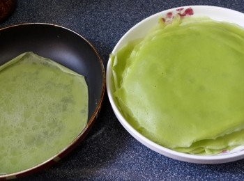 step11: 重複以上動作，直至斑斕粉漿煎完，可以煎17-20塊餅皮(斑斕皮要放至完全冷卻才可以包)