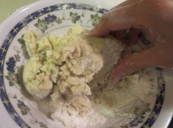 step2: 糯米粉，粘米粉和糖粉混合篩過，加入薯泥，用手搓均勻。（手要洗干淨哦！！）糖粉份量依個人喜好和蕃薯甜度而定。