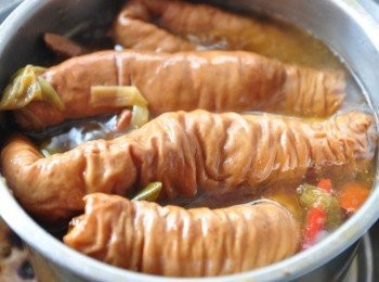 step11: 在燉煮的過程中，因為<span class="group_1">食材</span>的多寡與大小份量都有差別，建議要不斷的試試醬汁的鹹甜度，才能適時的調整<span class="group_2">醬料</span>的調味比例滷出最好吃的料理!