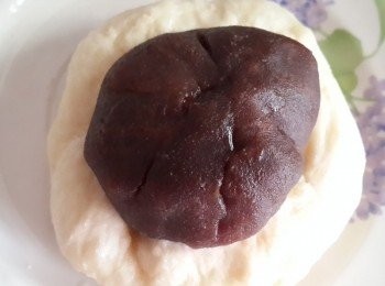 step3: 再將麵糰擀平~將步驟2包進麵糰揉圓