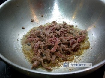 step7: 再用1湯匙油起鑊，把牛肉炒至半熟。