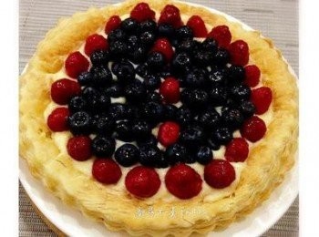 step8: 草莓不雕花直接放，再加些藍莓也很好吃！水果表面就刷上果醬加點飲用水調稀後的混合液，保持亮晶晶的狀態