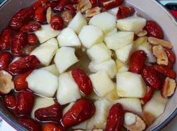 step2: 蘋果去皮去芯，切粗粒後，與桂圓、紅棗及南北杏放入鑄鐵鍋內。