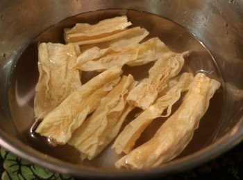 step3: 香菇泡軟後剪去菇蒂；腐竹泡軟後剪段；黨參剪去頂蒂，再剪半。