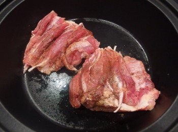 step3: 準備一個厚底鍋或平底鍋,熱鍋後再將雞皮朝下入鍋香煎。