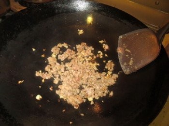step3: 锅内冷油，放入姜蓉，蒜蓉爆香，放入猪绞肉煸炒至熟。