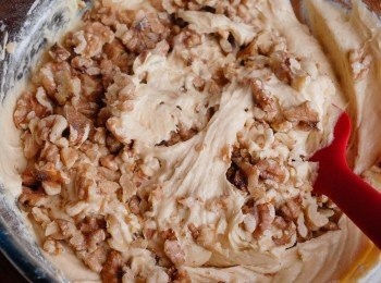 step3: 篩入麵粉和泡打粉拌勻，再加入核桃 （*核桃可放入160度焗爐，焗約10分鐘，再切小塊）