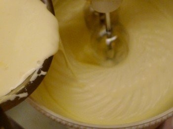 step7: 將步驟6慢慢倒入步驟5，一邊以電動攪拌機攪拌均勻