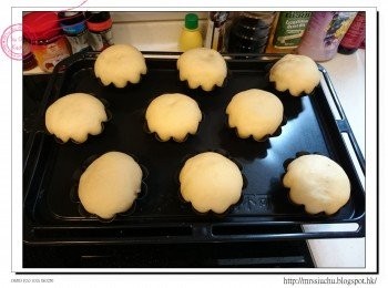 step5: 完成醒麵後, 拍打麵團排出空氣, 包入約35-38g蘋果餡。收口向下放入模具中。