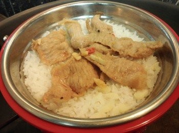 step9: 將易潔鑊中 1/2 豬頸肉放到飯面上, 蓋回鑊蓋, 繼續蒸煮 5 分鐘