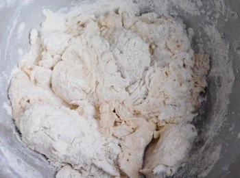 step1: 先將酵母，糖，高及中筋麵粉拌勻。然後下油及牛奶拌勻成麵糰