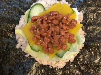 step3: 壽司紫菜放平，放上米飯及配料後，紫菜四隻角向中間摺疊包起。