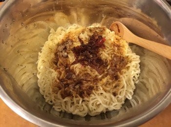 step2: 先烚好出前一丁，盛起乾水後放入李錦記XO醬、出前一丁調味粉及少許水，撈均佢即可