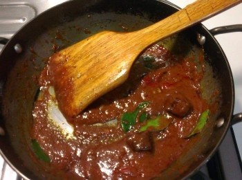 step4: 加入檸檬葉與椰糖拌炒至有香氣(約3分鐘)